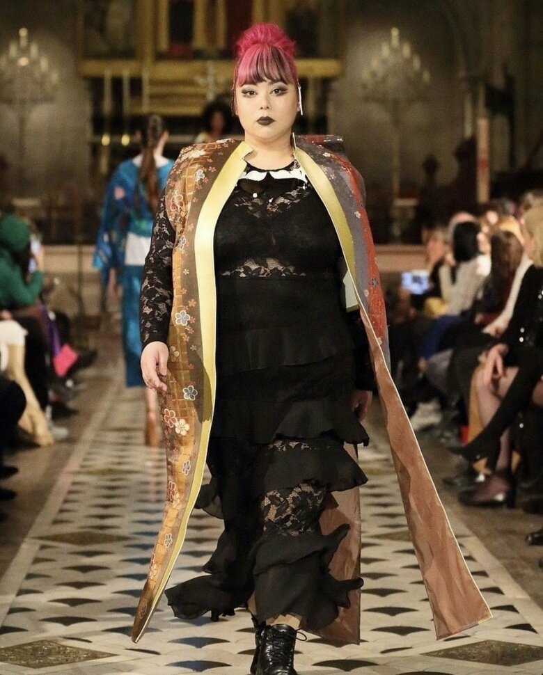 パリ・ファッションウィークのランウェイを歩く桃果さん（Brand：AKITSU Chemi Akutami ）