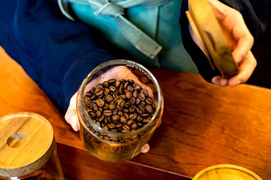 コーヒー豆の瓶の蓋を開けたところ