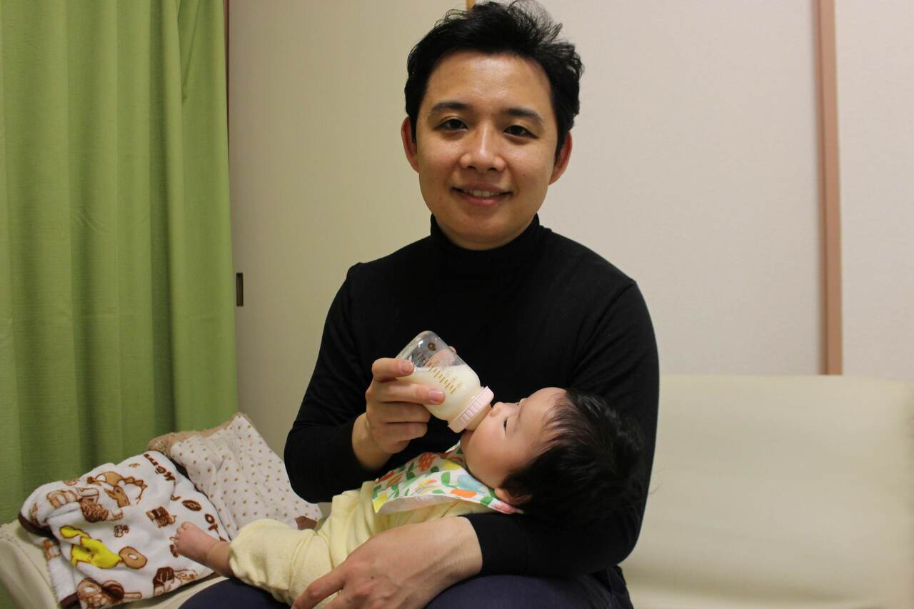 育休中に子どもの世話をするワークスアプリケーションズの男性社員