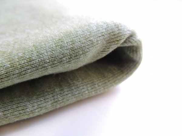 ダークグリーンのニットの画像