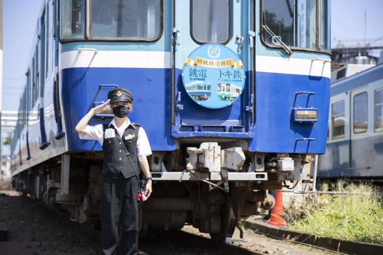 車両の前で敬礼する銚子電鉄の袖山里穂さん