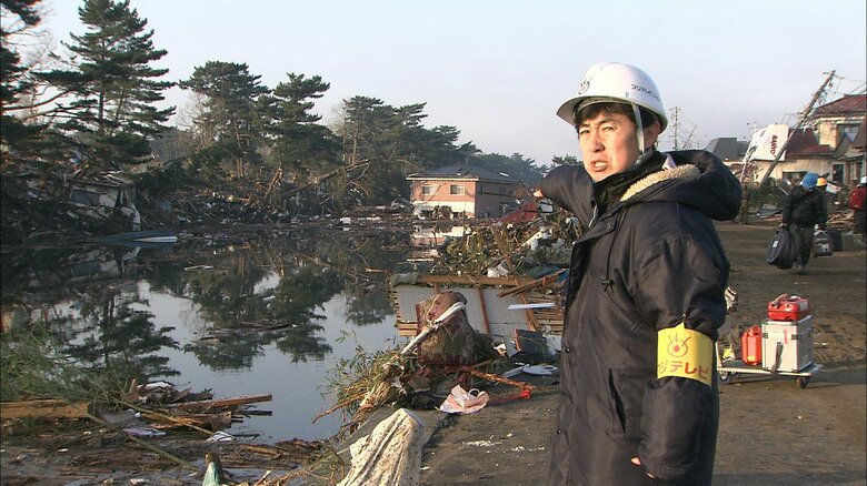 東日本大震災リポートする笠井さん（東松島住宅街の様子）
