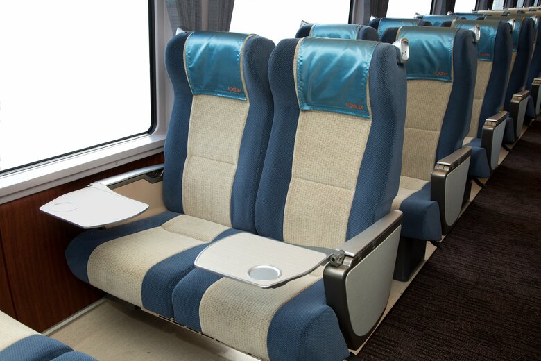 PC作業もしやすいテーブル付きがありがたいロマンカーの車内