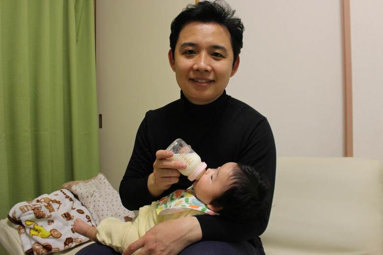 育休中に子どもの世話をする男性社員