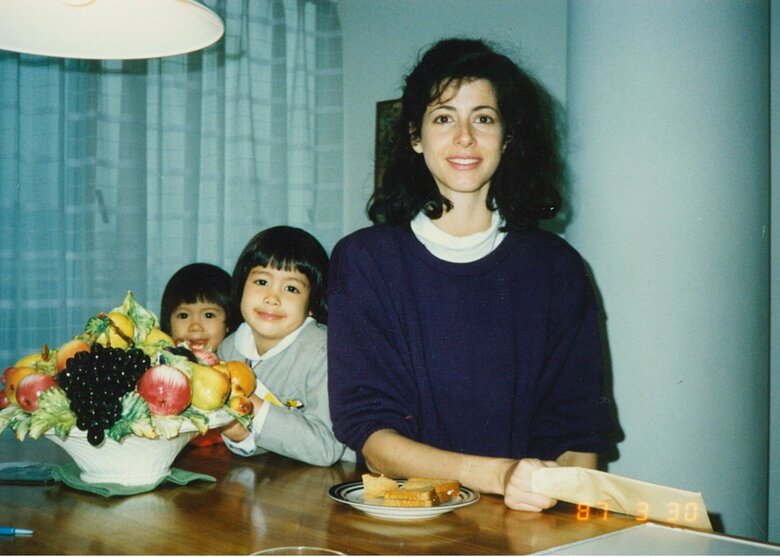 幼い頃の森泉さん（写真中央）と森さんのお母さん（写真右）。現在の泉さんはお母さんにそっくり！