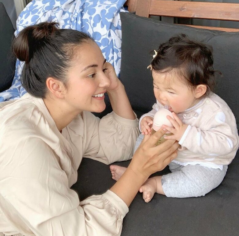 第三子の次女・るーちゃんを優しい眼差しで見つめるローラさん