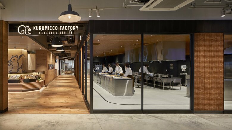 横浜ハンマーヘッド内にある「Kurumicco Factory」。「クルミッ子」の製造過程を見学することができる