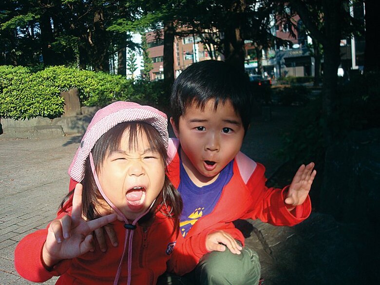 幼少期の福さんと妹の夢さん（『笑う門には福来る 20年間の笑顔と感謝』より）