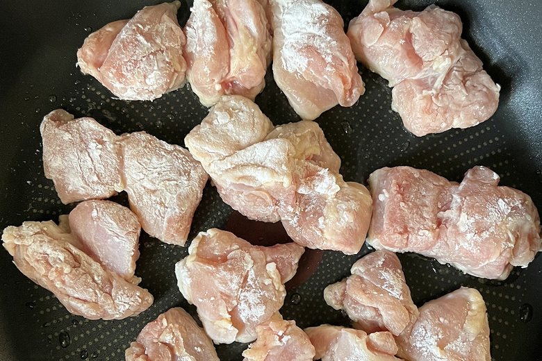 【作り方3】中火に熱したフライパンに油をひき、鶏肉を焼く