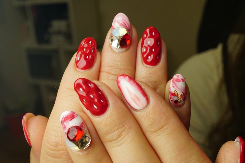 ジューシーな断面がリアル！イチゴネイル