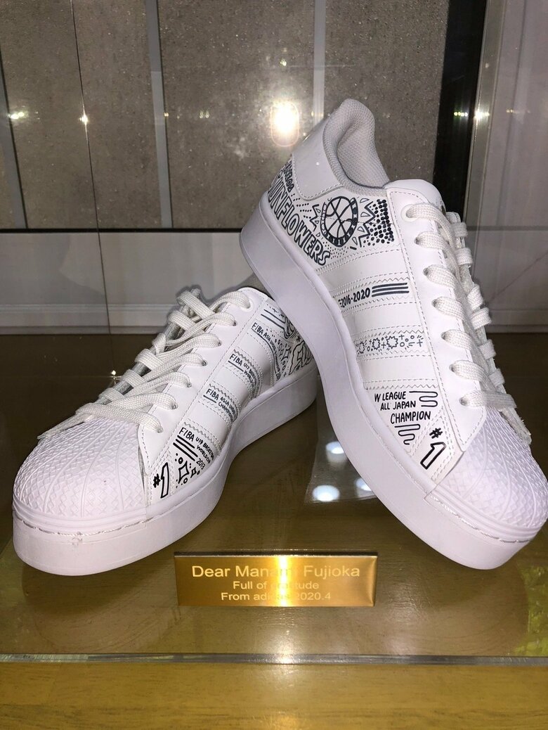 引退記念でメーカーからサプライズでプレゼントされたスニーカー