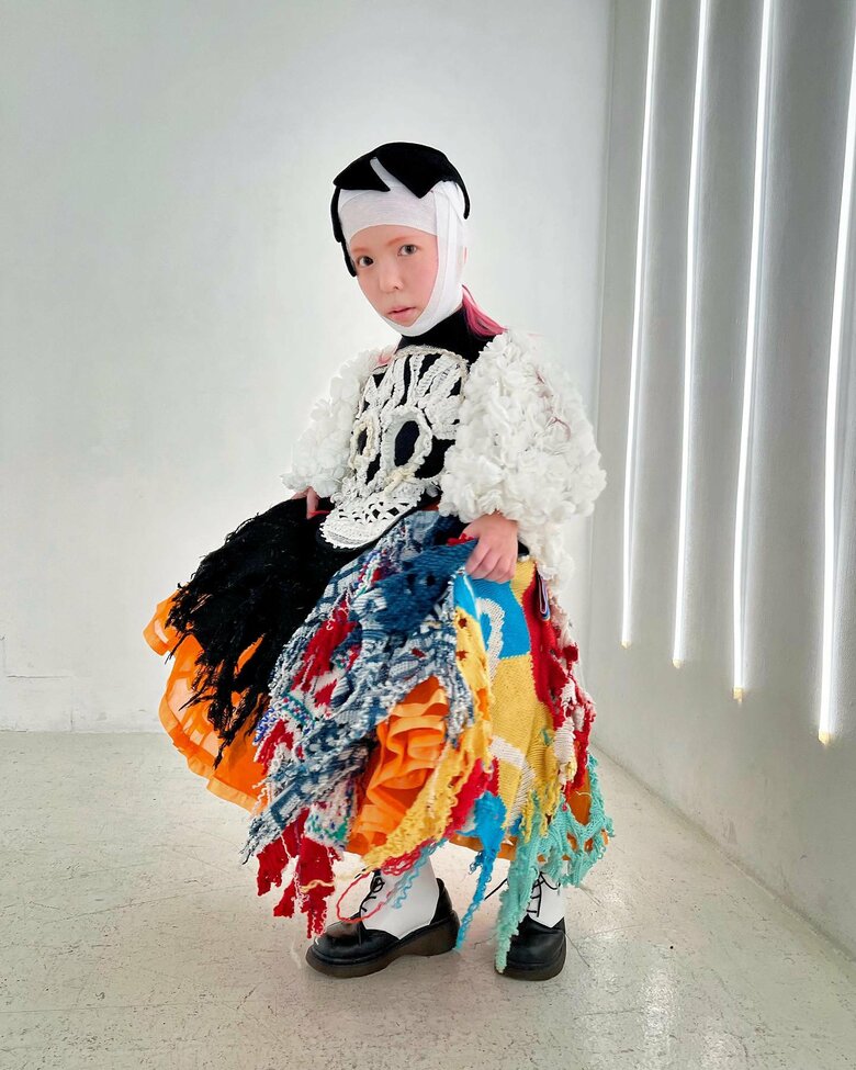 「身長115センチの小さなモデル」としても活躍する