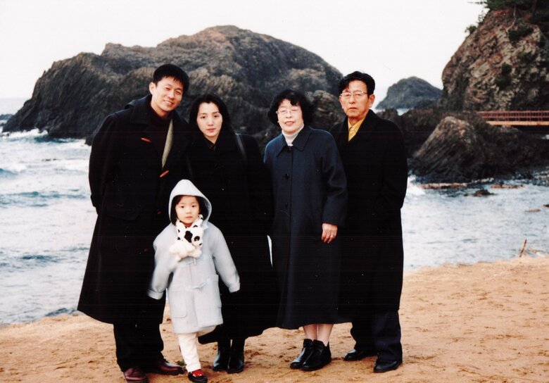 山田さん夫婦、兄、孫とお母さんと一緒に旅行に行ったときの1枚