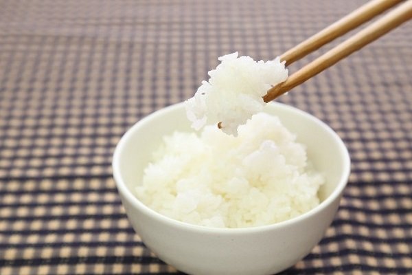 メタボの人が白米を食べる画像