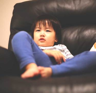 「テレビが子守」時代の終焉と子どもの成長に対する新たな懸念