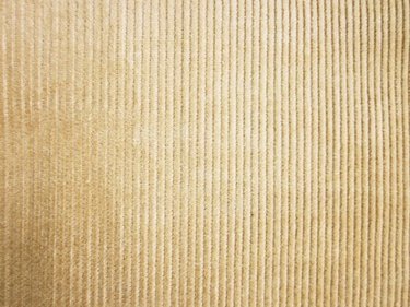 コーデュロイパンツで演出する”上品キレイ”なママコーデ