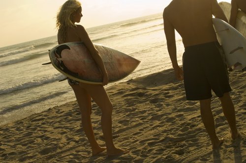 浮気相手とデートを楽しむ夫の画像
