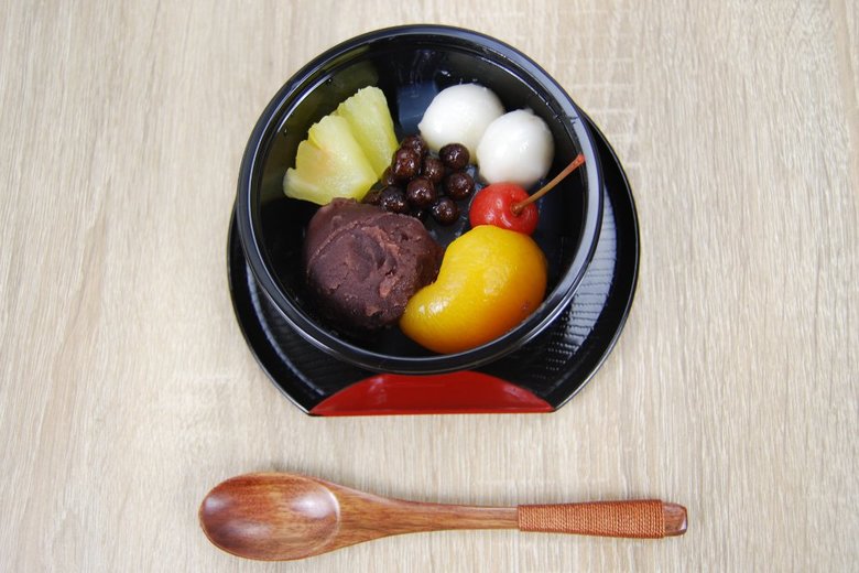 セブンイレブンの人気スイーツ「フルーツあんみつ」の実物画像