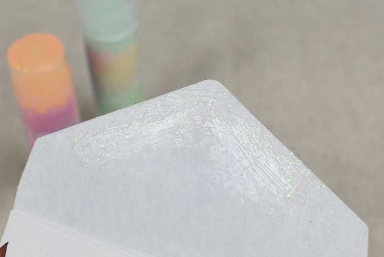 ダイソーの人気文房具「パステルコスメ ラメスティックのり」のオレンジを使用した画像