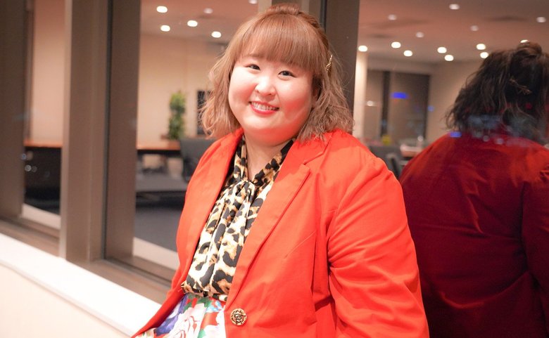 首をかしげたかわいらしいポーズも