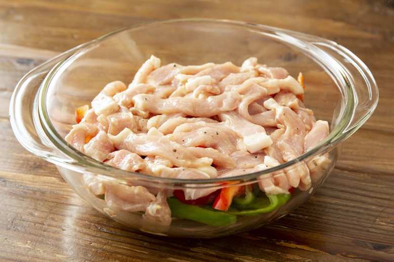 耐熱容器にＢを混ぜ合わせ、②を加える。その上に、①を重ならないように広げて加え、ふんわりとラップをする。