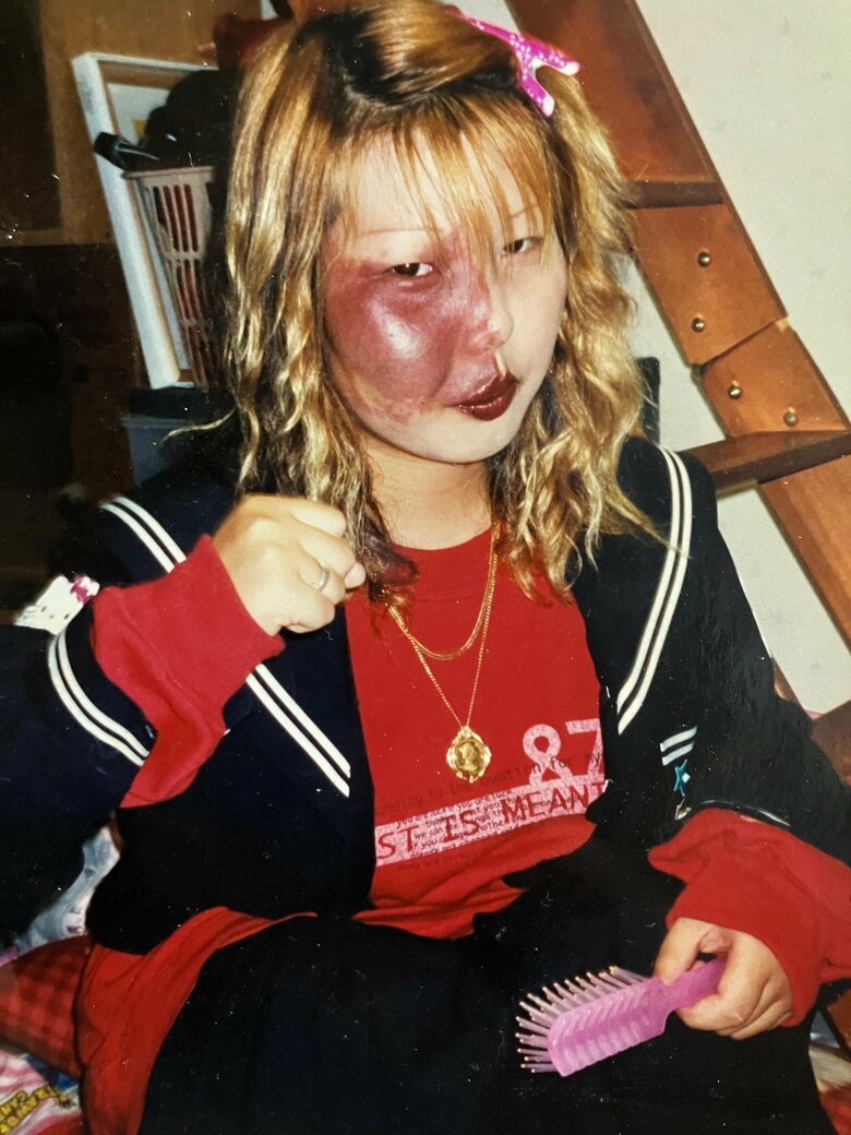 中学を卒業するころ、自宅にて