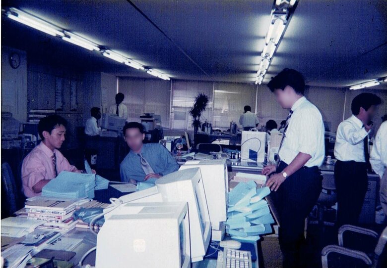 大手印刷会社で社史を作る仕事をしていた（左）