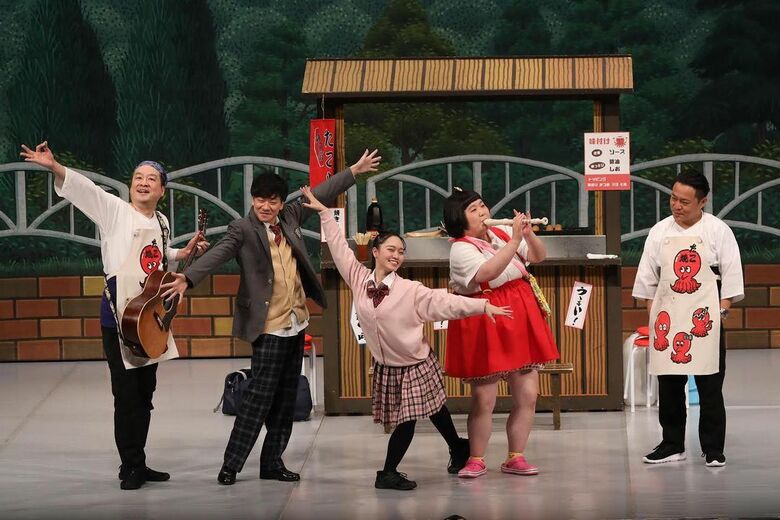 新喜劇舞台でバレエネタをきめる松浦さん。お笑いの舞台はバレエシューズに対応していないため足元は必ずスニーカー