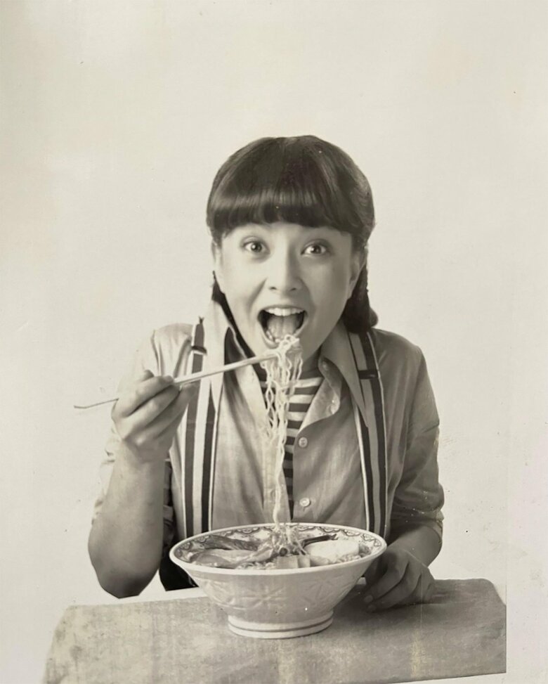 愛嬌のある笑顔でシューティングをこなす10代のころの結城さん