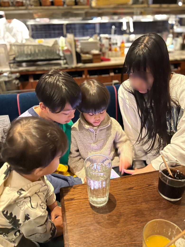 一緒にゲームをする子どもたち。「みんな仲良くしてくれて本当に嬉しいですね」