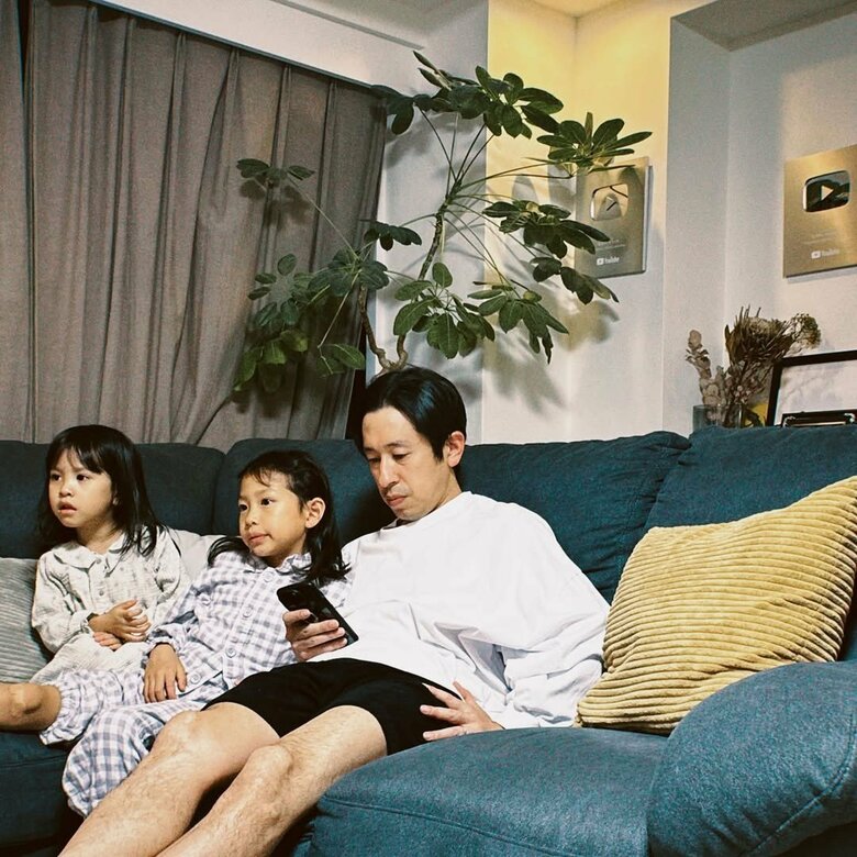 現在は5人の子どもの父である梶原さん。三女と次女と夕食後にくつろいで