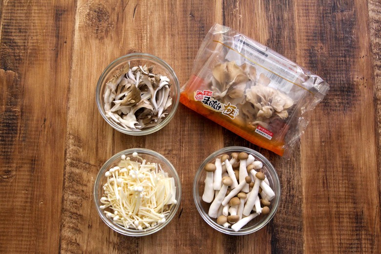 【きのこスープの材料】まいたけ1パック、ぶなしめじ1/2袋、3等分に切りほぐしたえのき1/2袋