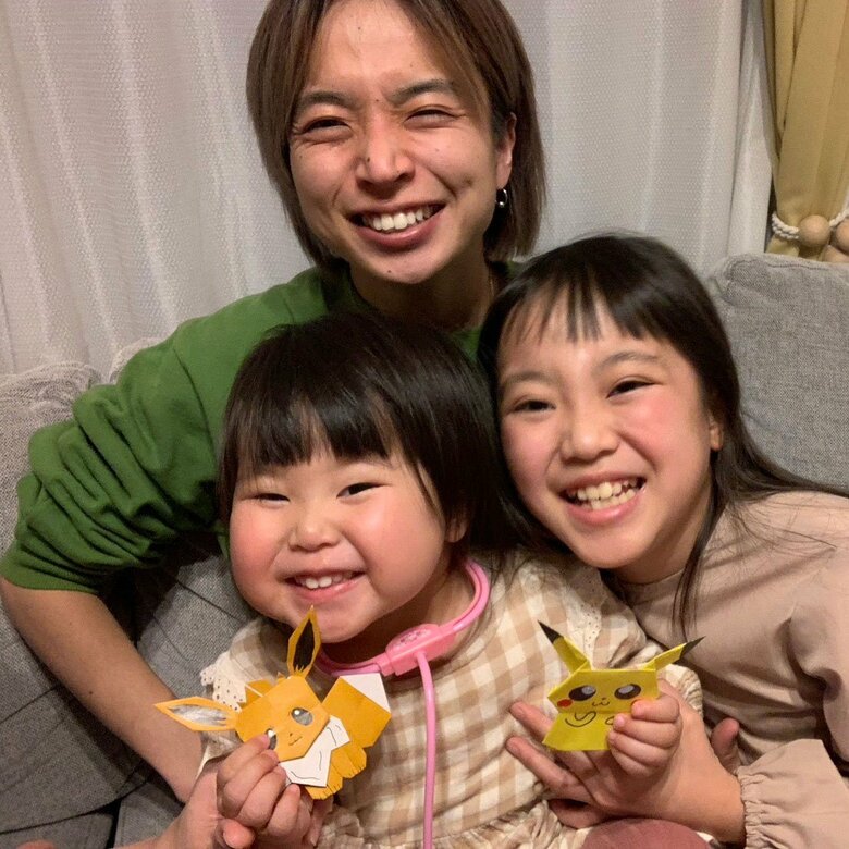 父と三女、はぐみさんと自宅でくつろいで