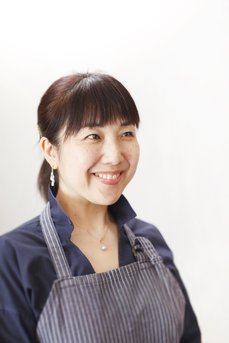 料理研究家。出版社勤務を経て、料理と書き物の二本柱で仕事をこなす。関西育ち、アメリカ・カリフォルニア州の女子大卒、東京在住。理論だてた時短料理を得意とし、企業や自治体でのセミナーも多数。著書は『働くおうちの親子ごはん』シリーズ（英治出版）、『時短料理のきほん』（草思社）、『「今日もごはん作らなきゃ」のため息がふっとぶ本』（インフォス主婦の友）など。