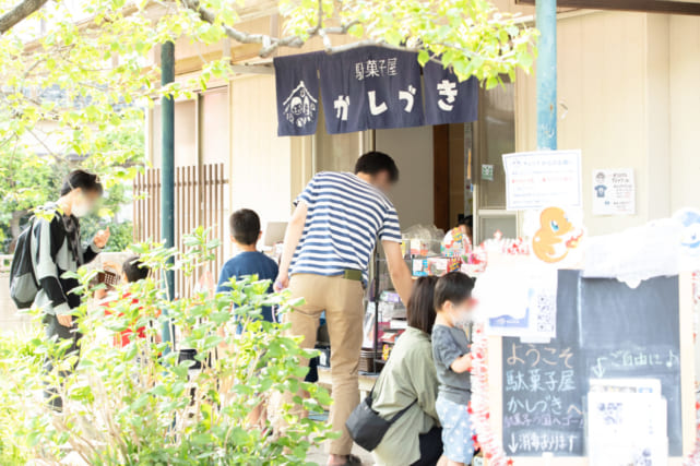 平日でもパパに付き添われて来る子どもたちも