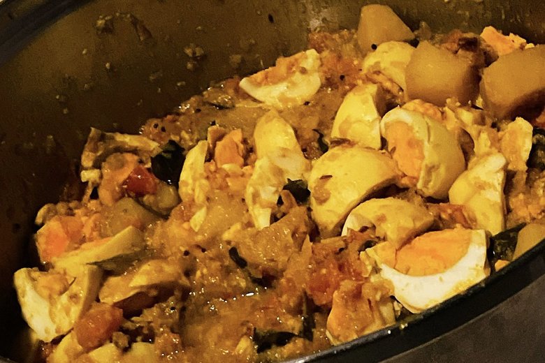 具だくさんのカレールーとゆで卵を投入するとドリトスがライス代わりになり絶妙な美味しさに！