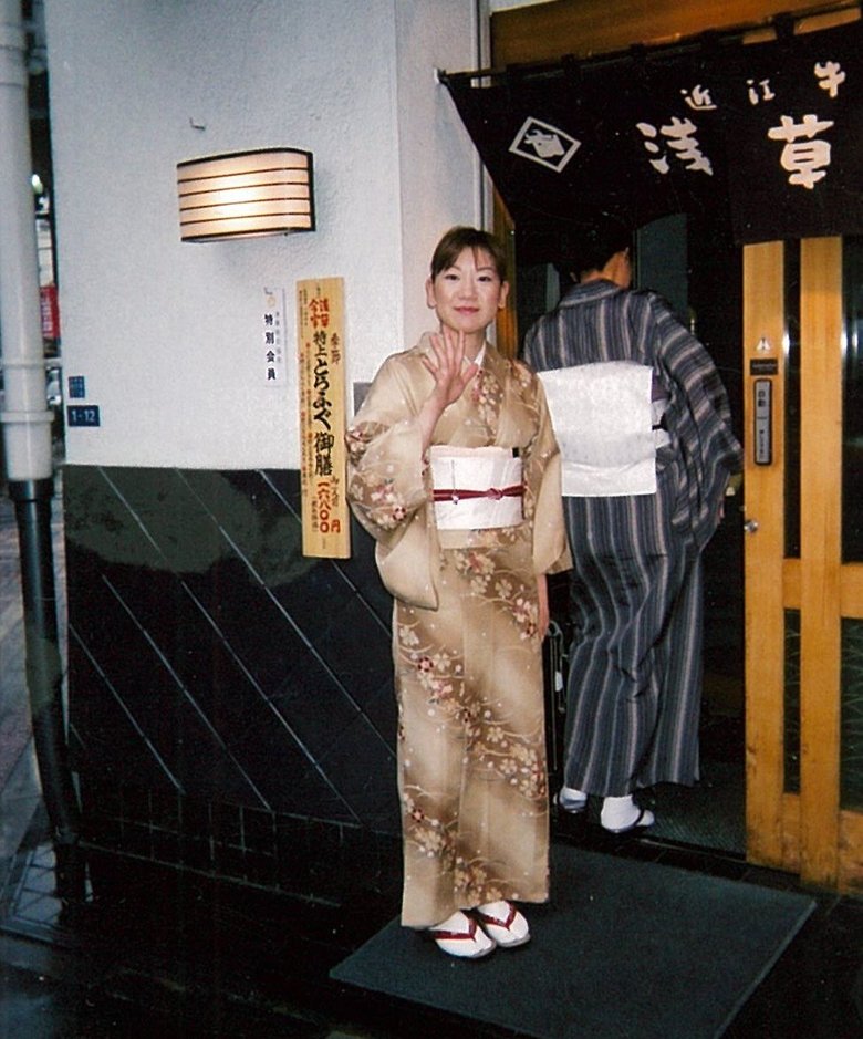 「浅草今半」で着物を着て働いていたことも