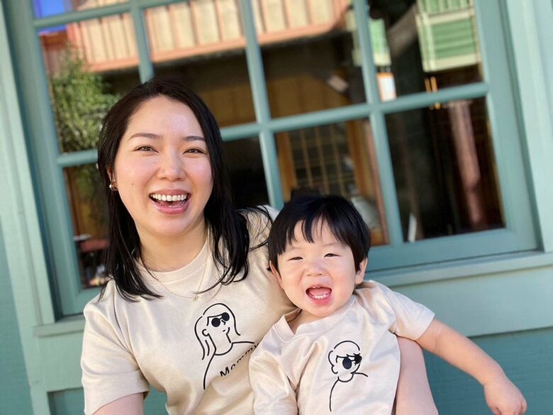 息子さんを抱えて笑顔を見せる永瀬さん。ひとりの人間として「人生をポジティブに楽しむ姿を見せたい」と言います