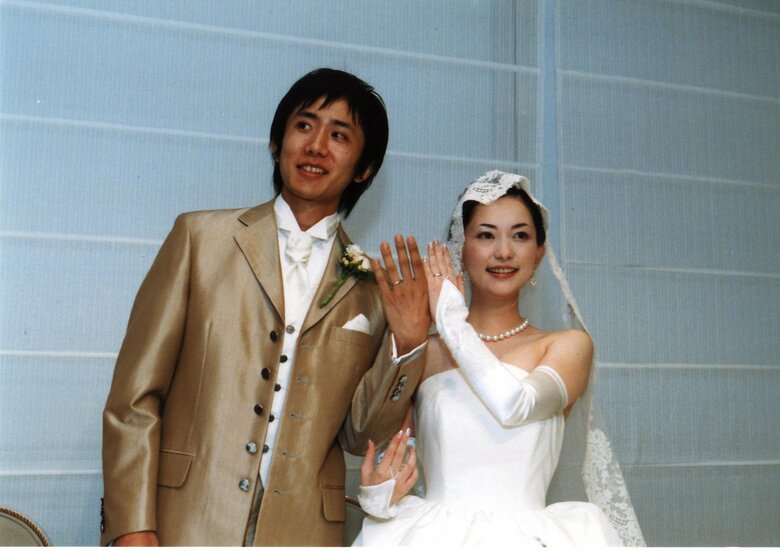 2005年、夫・洋一さんと結婚式の様子