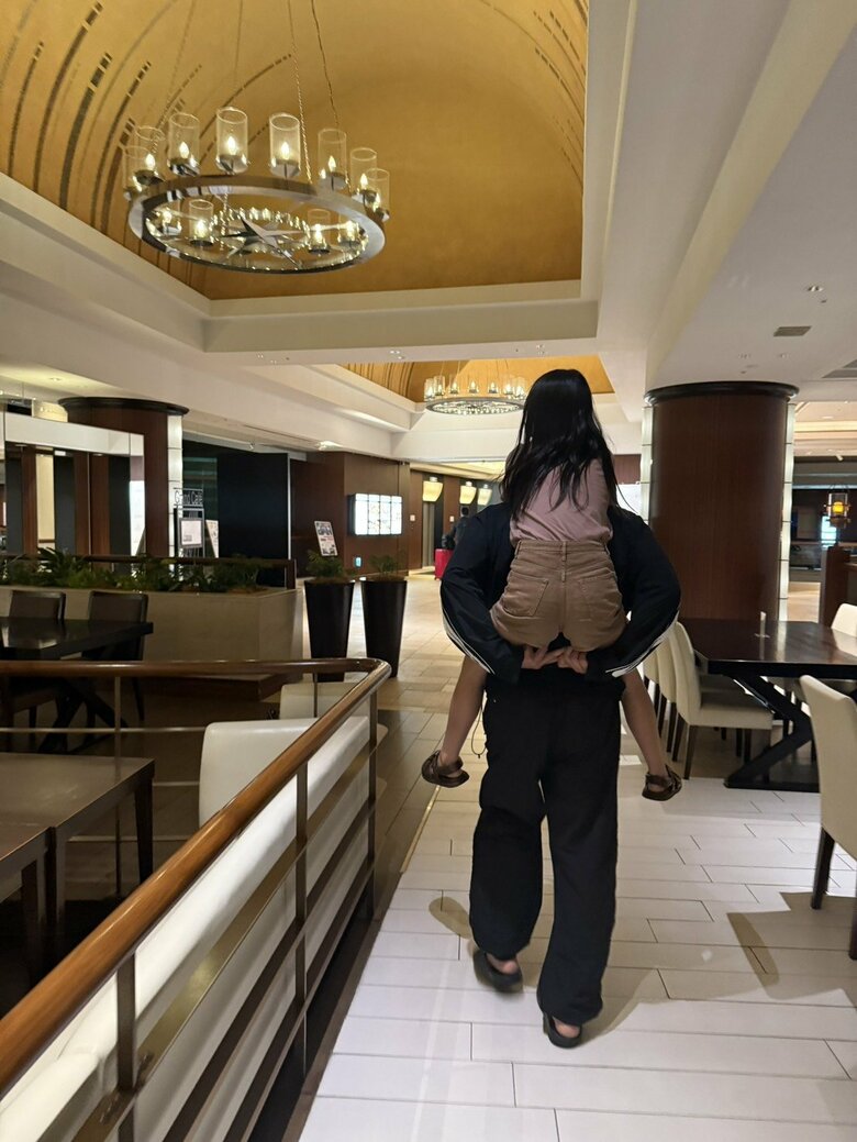 「仲良し親子」長女をおんぶする夫で俳優の水上剣星さん