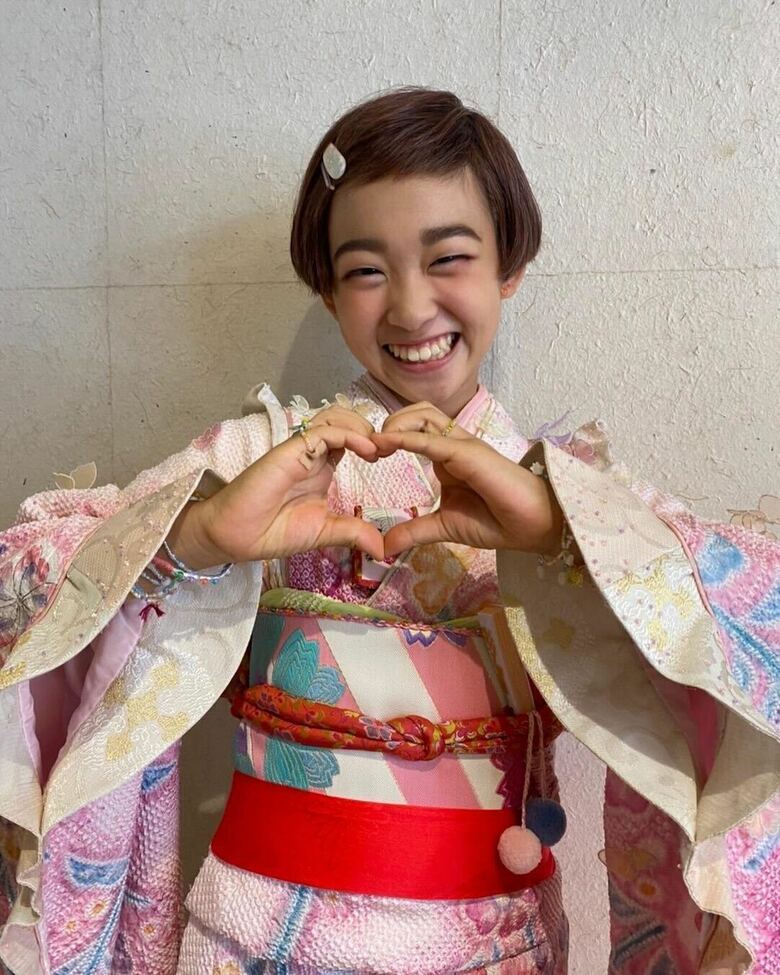 au「三太郎」CM「桃姫」の衣装でポーズ！