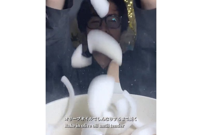 【作り方3】オリーブオイルで新玉ねぎをしんなりするまで焼く