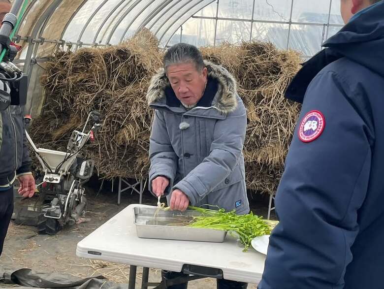 ロケでは食材の紹介をすることもしばしば