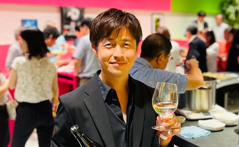 柔和な笑顔が印象的