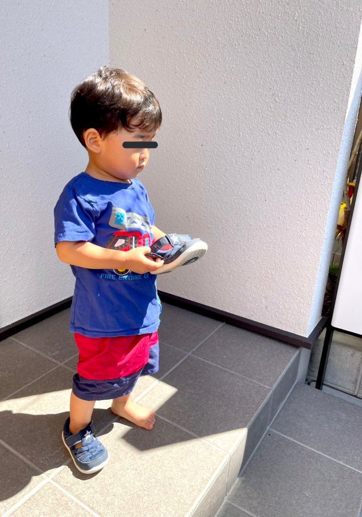 片方の靴だけ履かせてどこかに行った兄を待つ弟