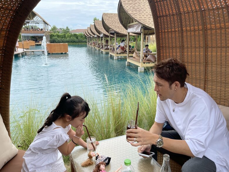 タイのカフェでお茶をする夫の細貝萌さんと娘のリラックスタイム
