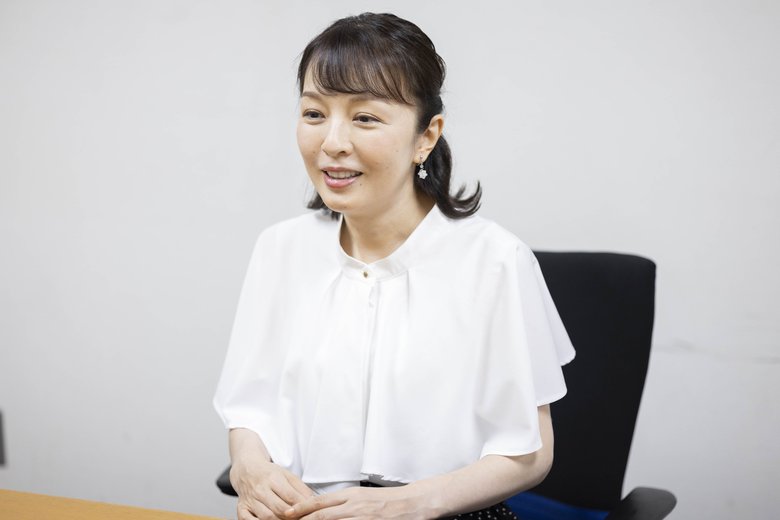 穏やかにお話をされる丸岡さん