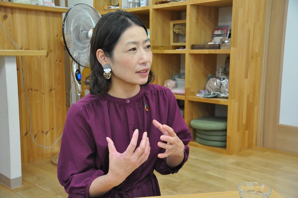 インタビューに答えるこまちぷらすの守家さん