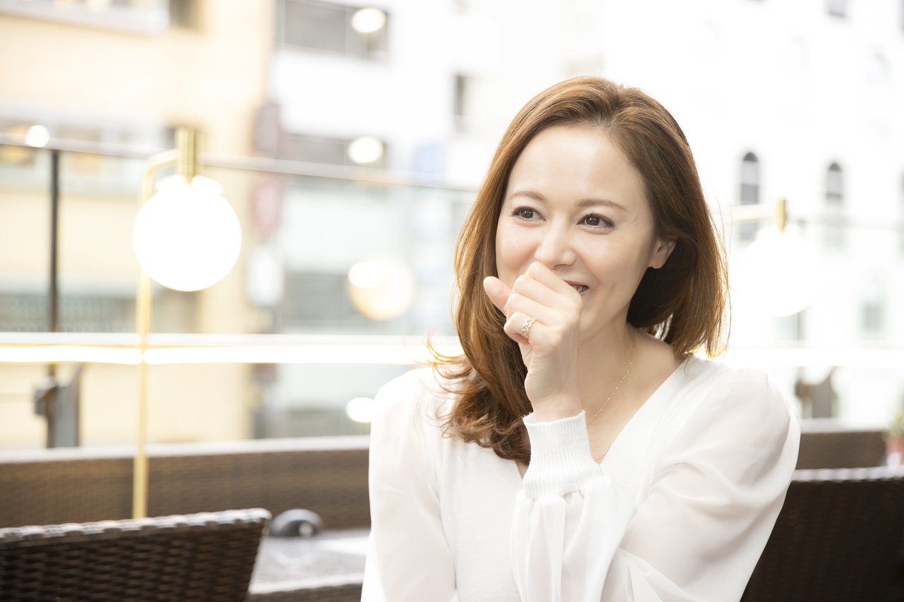 銀座でインタビューを受ける小田茜さん