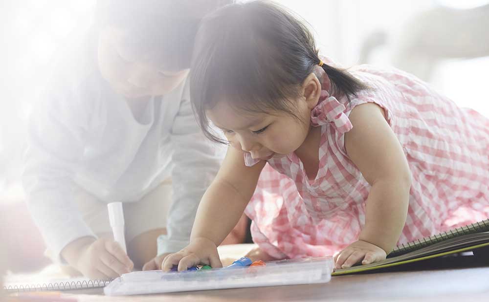 部屋で遊ぶ兄妹